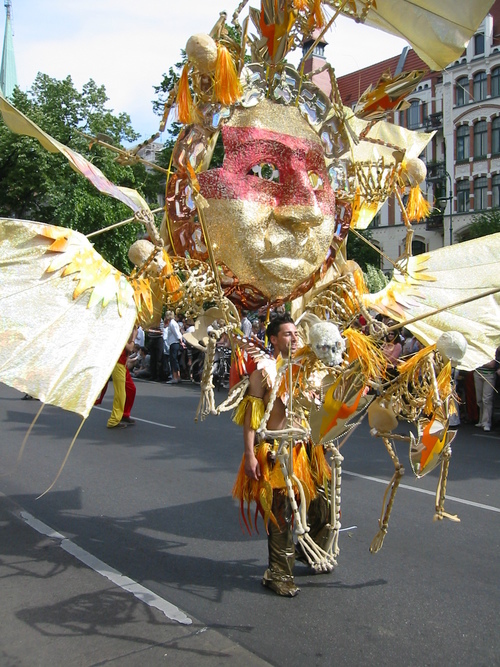 How to Look Glamorous yet Relaxed at a Carnival